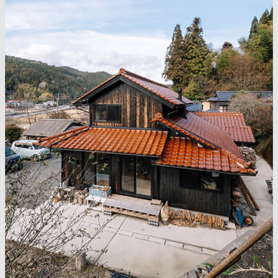 メンテナンスもしやすい焼スギ材を外壁に採用。経年変化も楽しみな住まいに。
